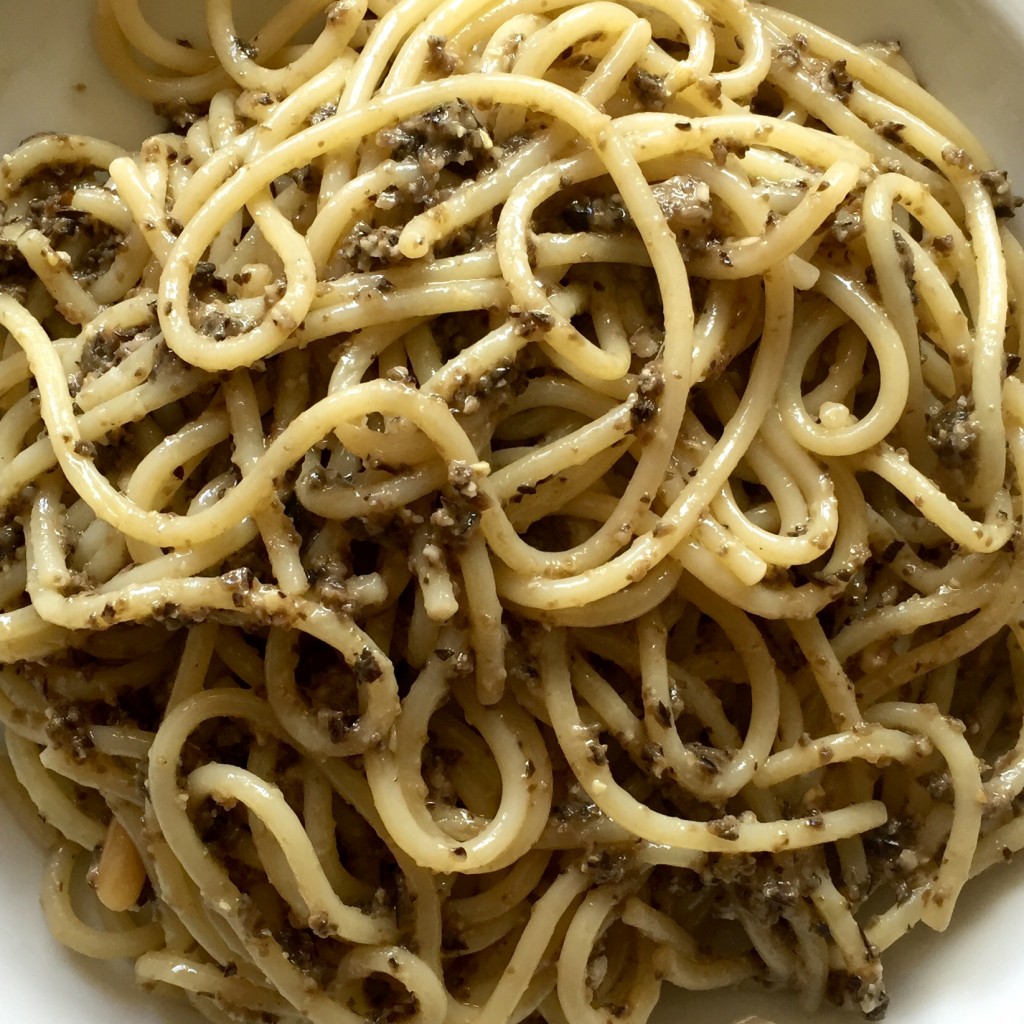 Pesto mit Oliven – kaumanns kocht