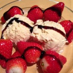 Eis mit Erdbeeren und Balsamico
