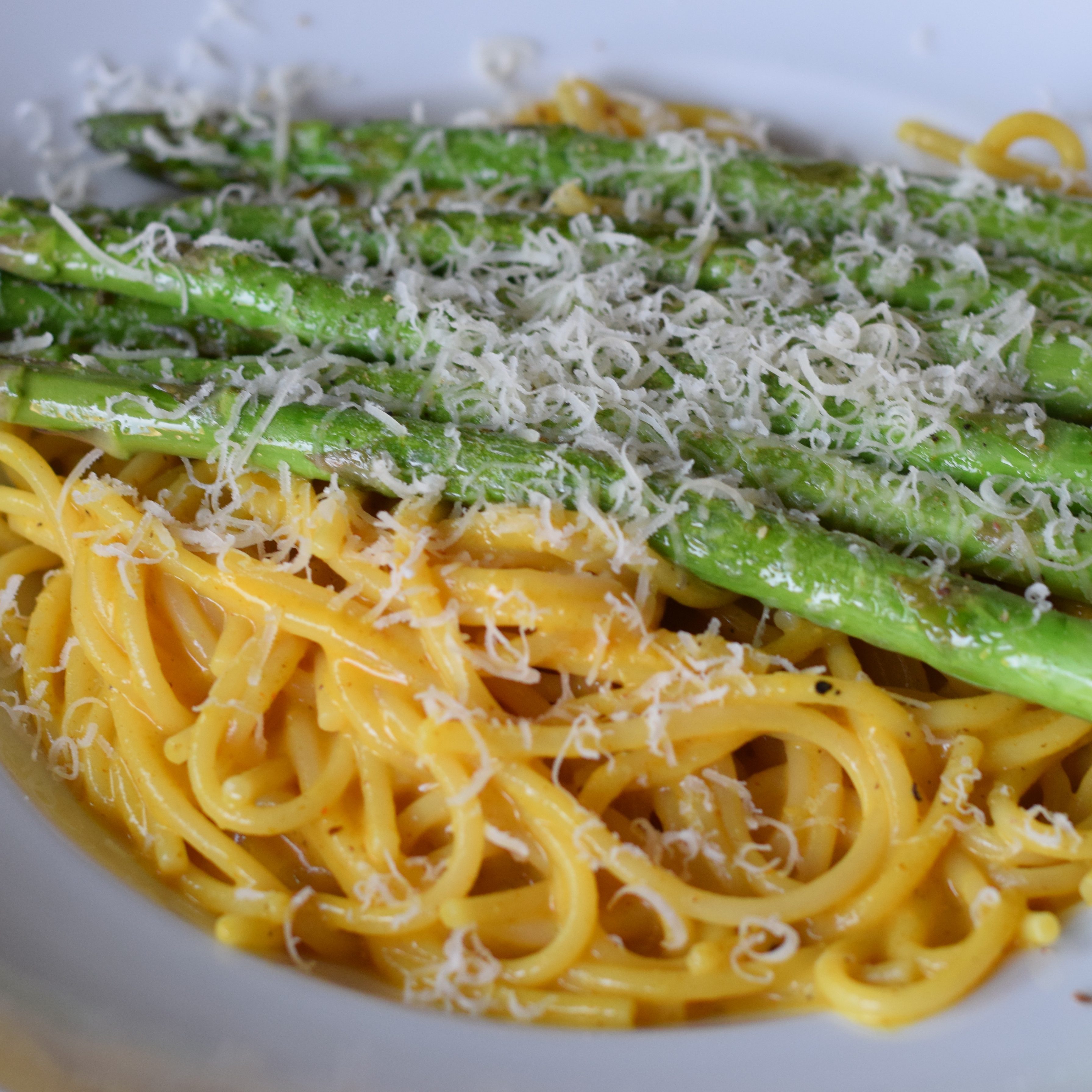 Grüner Spargel auf Pasta mit Orangensauce