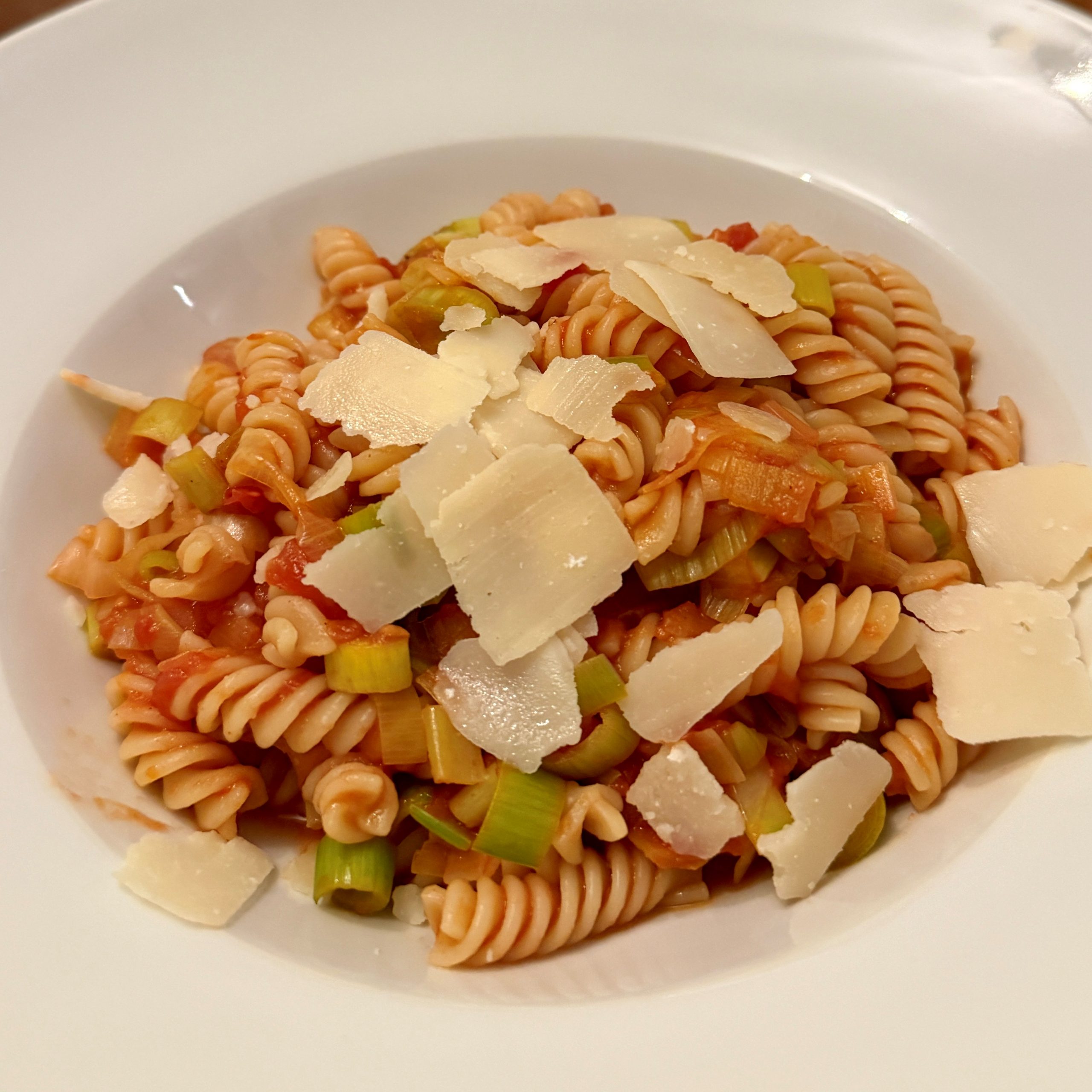 Nudeln mit Tomaten-Lauch-Sauce