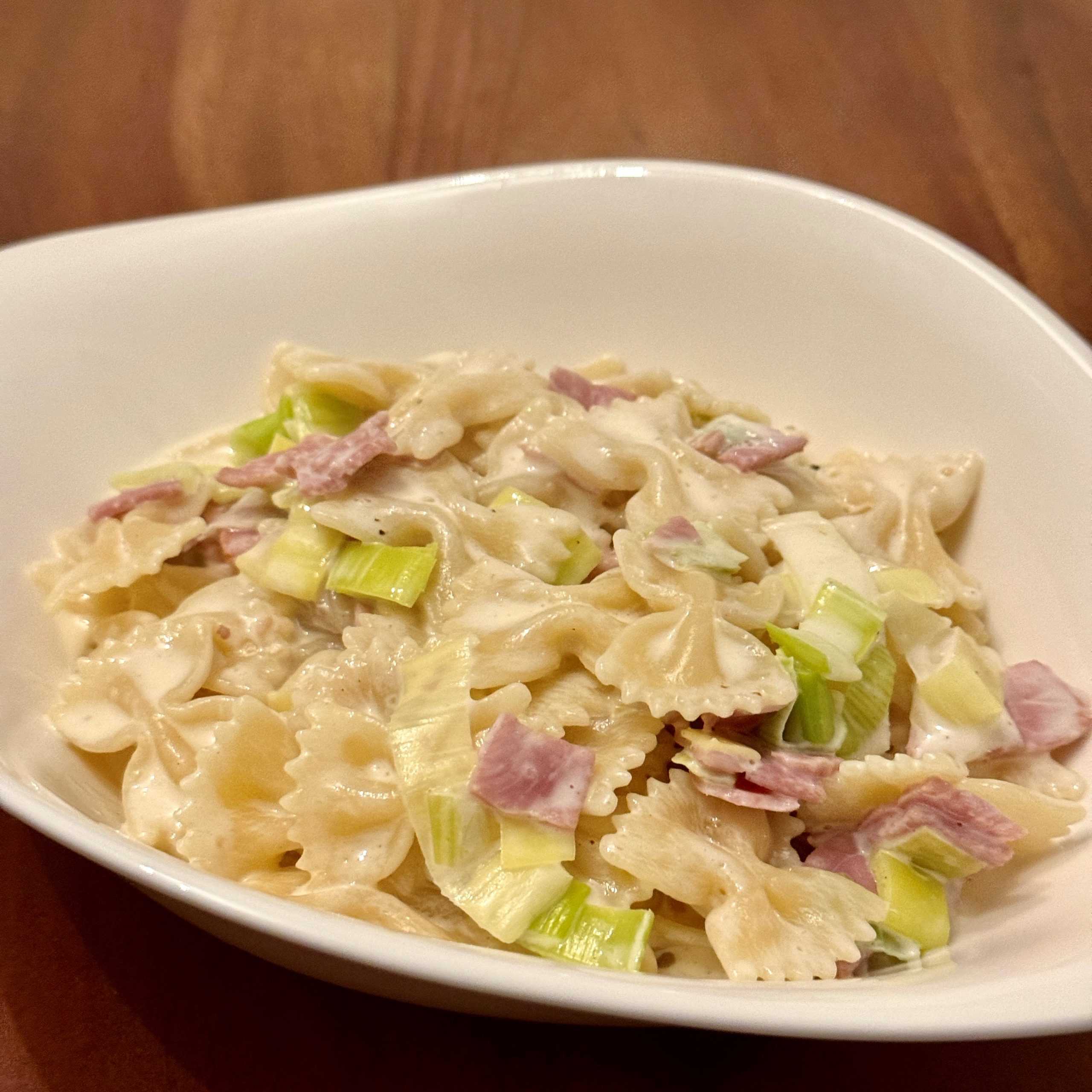 Schinkennudeln in Käse-Lauch-Sauce