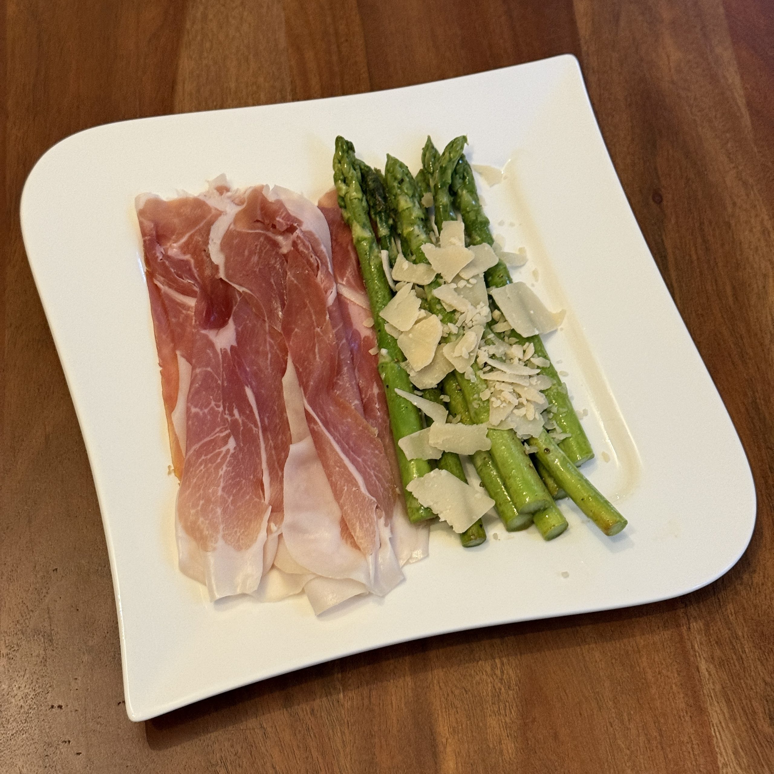 Grüner Spargel mit Parmesan und Schinken