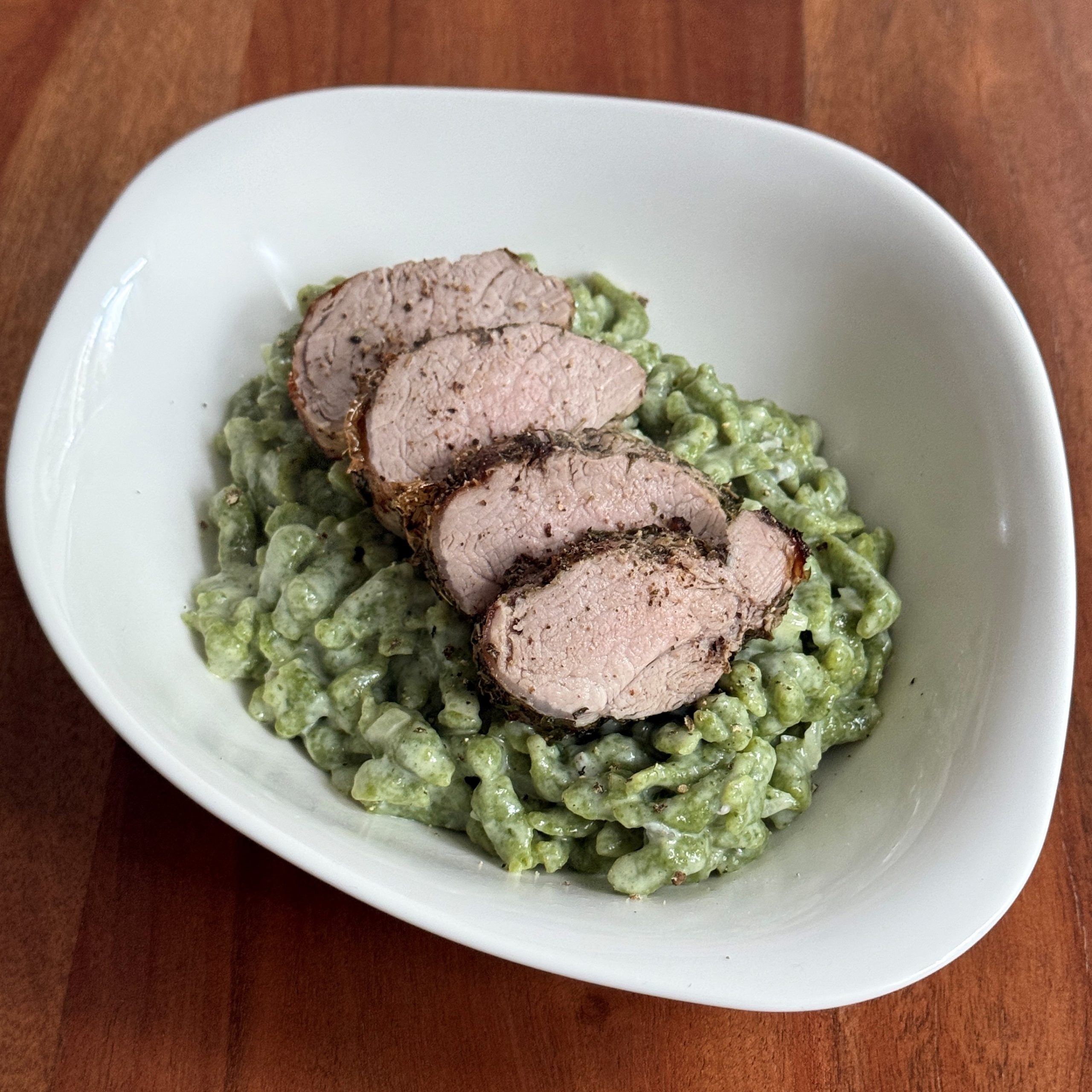 Schweinefilet mit Kräuterkruste auf Spinatspätzle mit Gorgonzolasauce